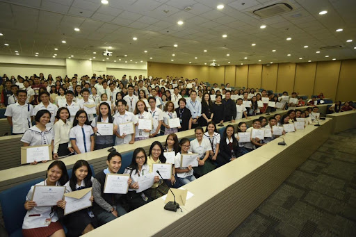 SM Foundation awards 500 scholarship grants nationwide