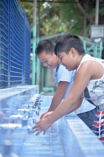 SM Foundation turns over new school building to Balanga ES