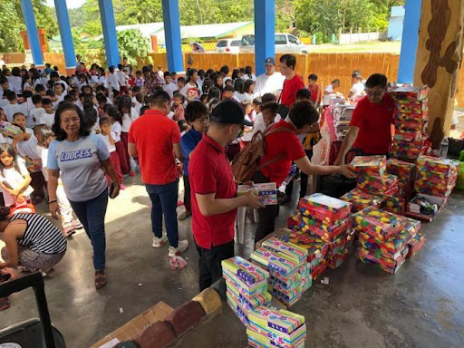 SM Foundation donates shoes to grade schoolers of Looc ES