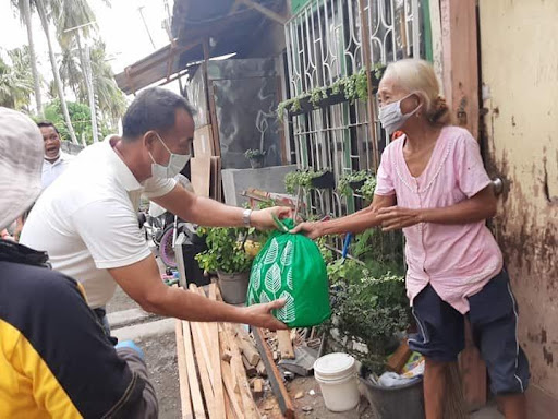Uniqlo Philippines, SM Foundation distribute relief packs