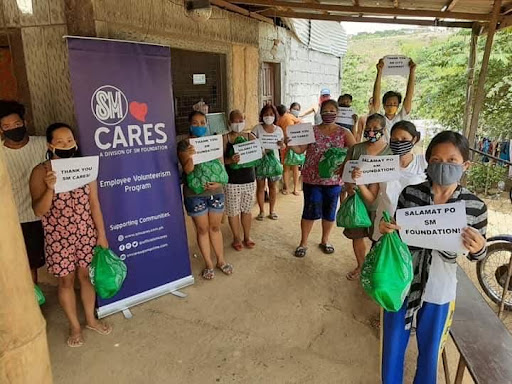 Uniqlo Philippines, SM Foundation distribute relief packs