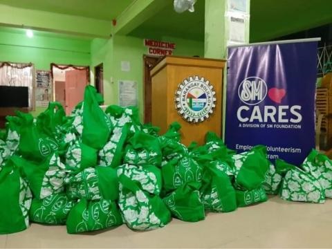 SM Foundation distributes hundreds of Kalinga packs in Iloilo