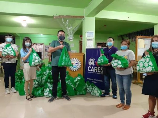 SM Foundation distributes hundreds of Kalinga packs in Iloilo