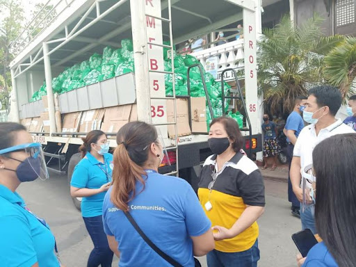 SM Foundation distributes 14,700 Kalinga packs in Bicol