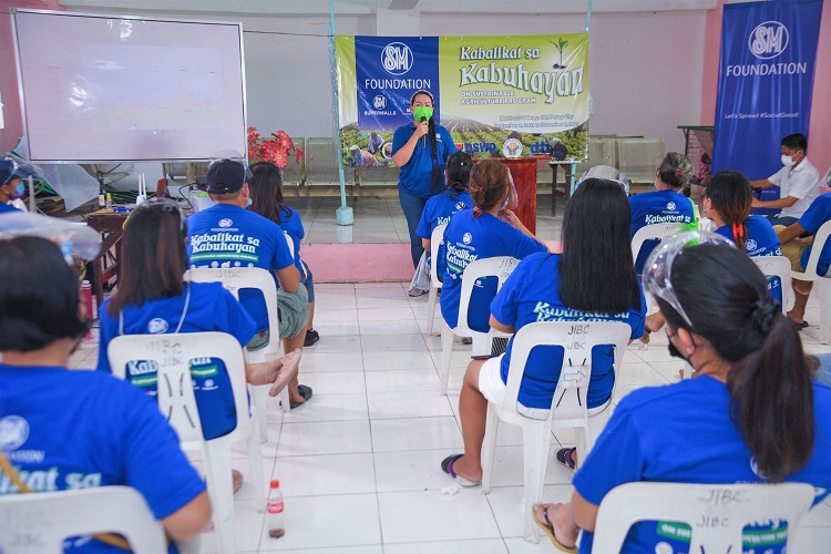 SM, partners welcome 2nd batch of Pasay urban farmers