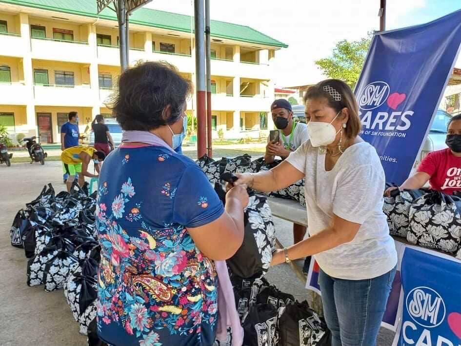 SM Foundation distributes Kalinga packs to Typhoon Odette victims