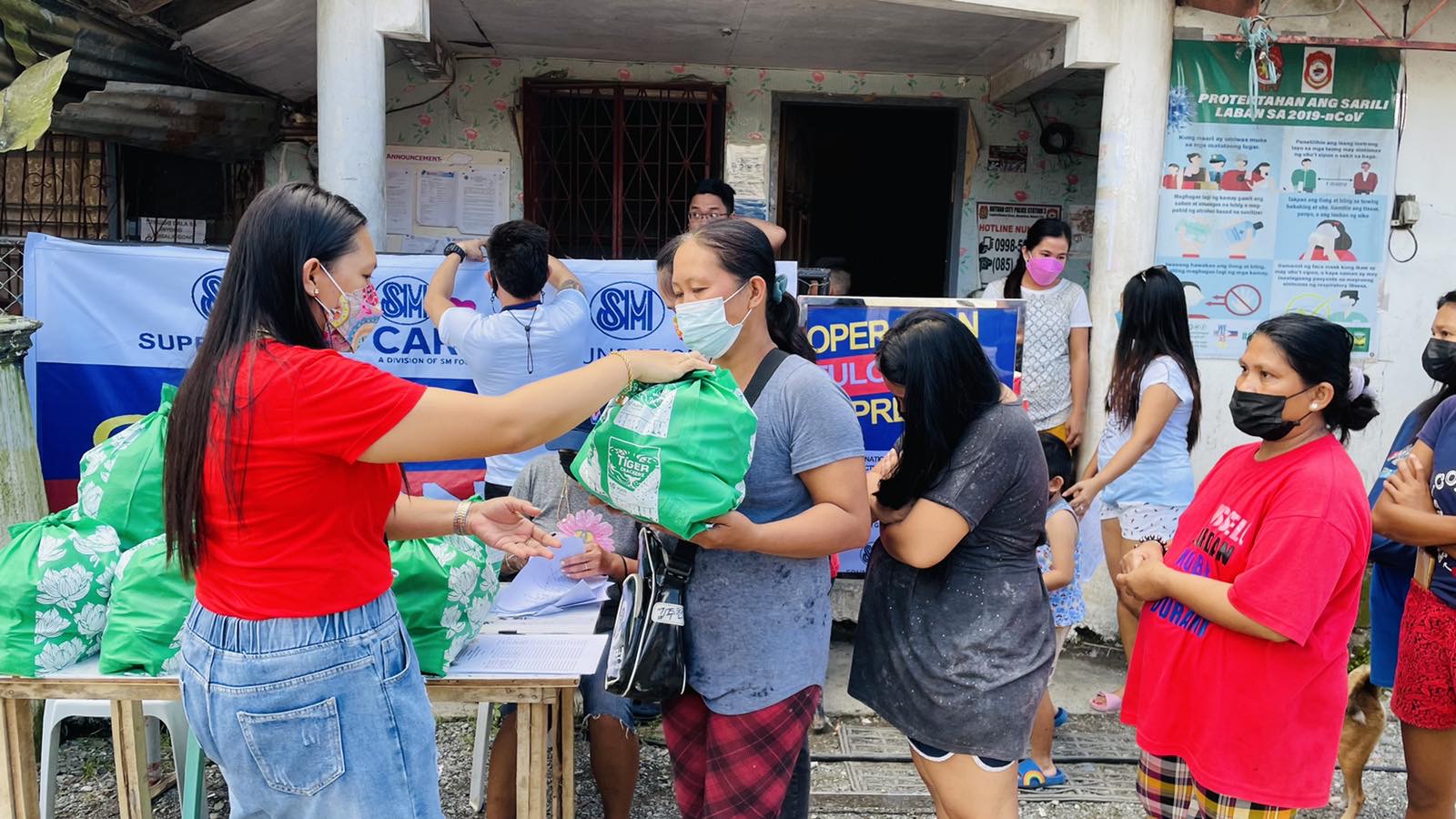 SM Foundation distributes Kalinga packs to Typhoon Odette victims