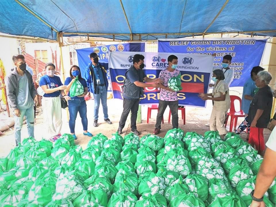 SM distributes Kalinga packs in Surigao