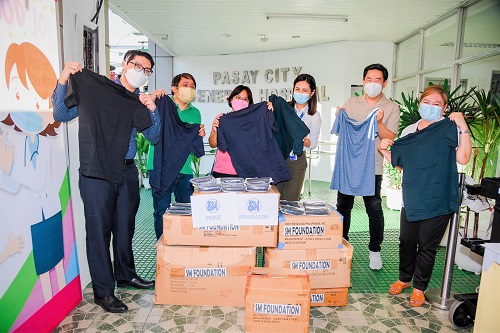 SM distributes UNIQLO DRY T-shirts to Pasay City frontliners