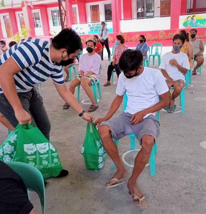 SM Foundation distributes Kalinga packs to fire victims in Taguig