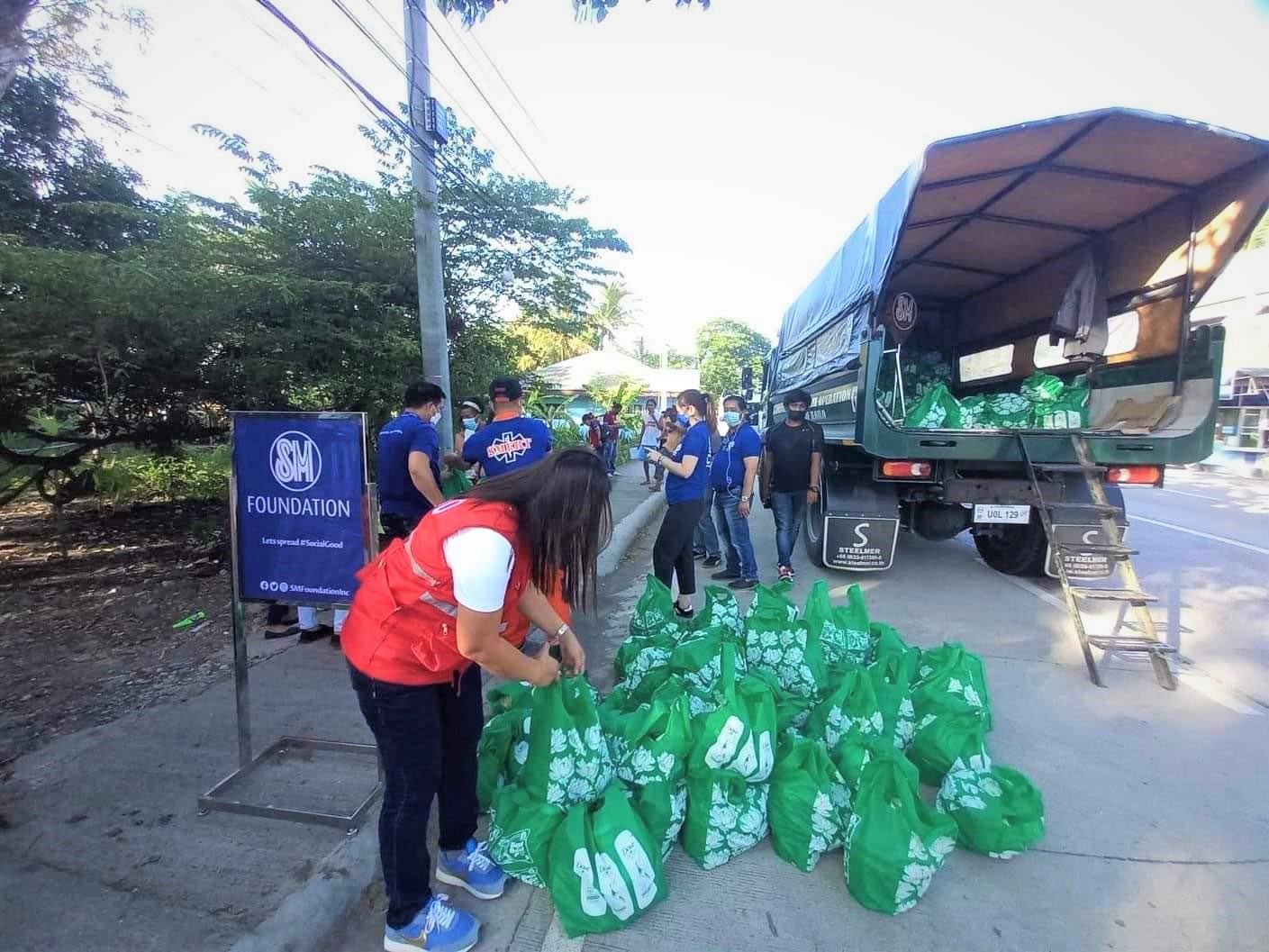 SM distributes 8,700 Kalinga packs to Typhoon Agaton victims