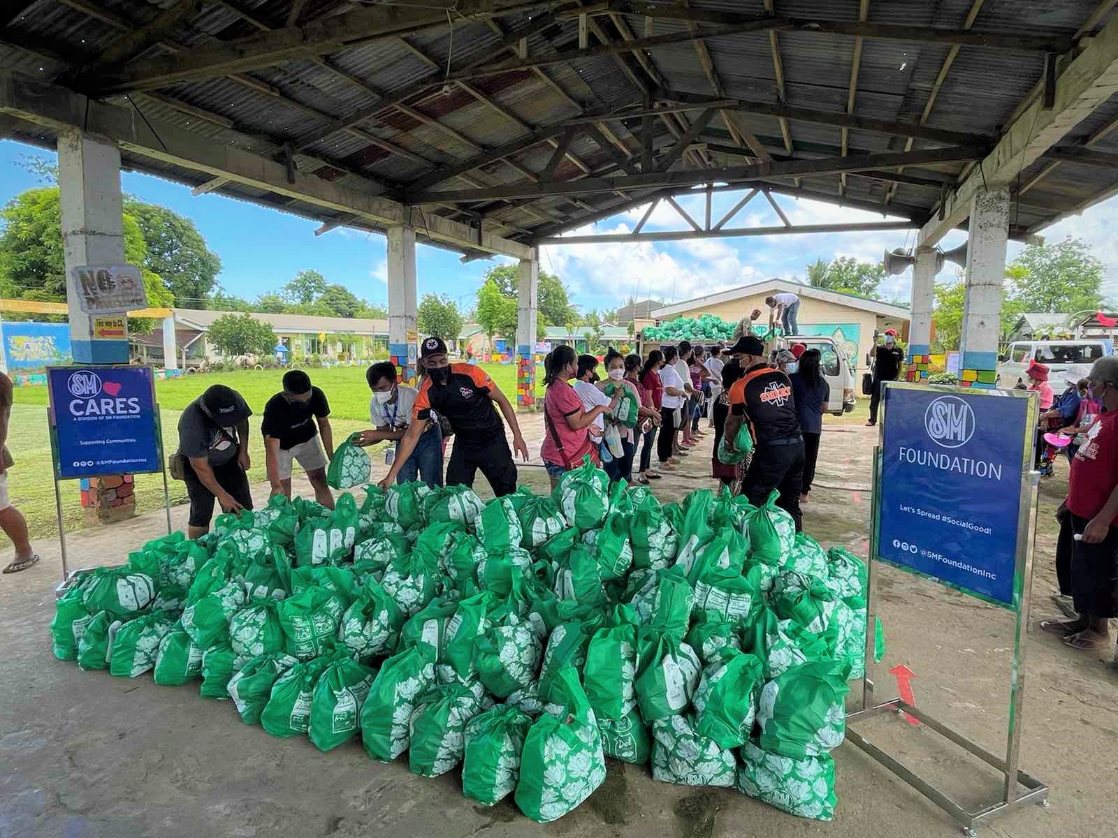 SM distributes 8,700 Kalinga packs to Typhoon Agaton victims