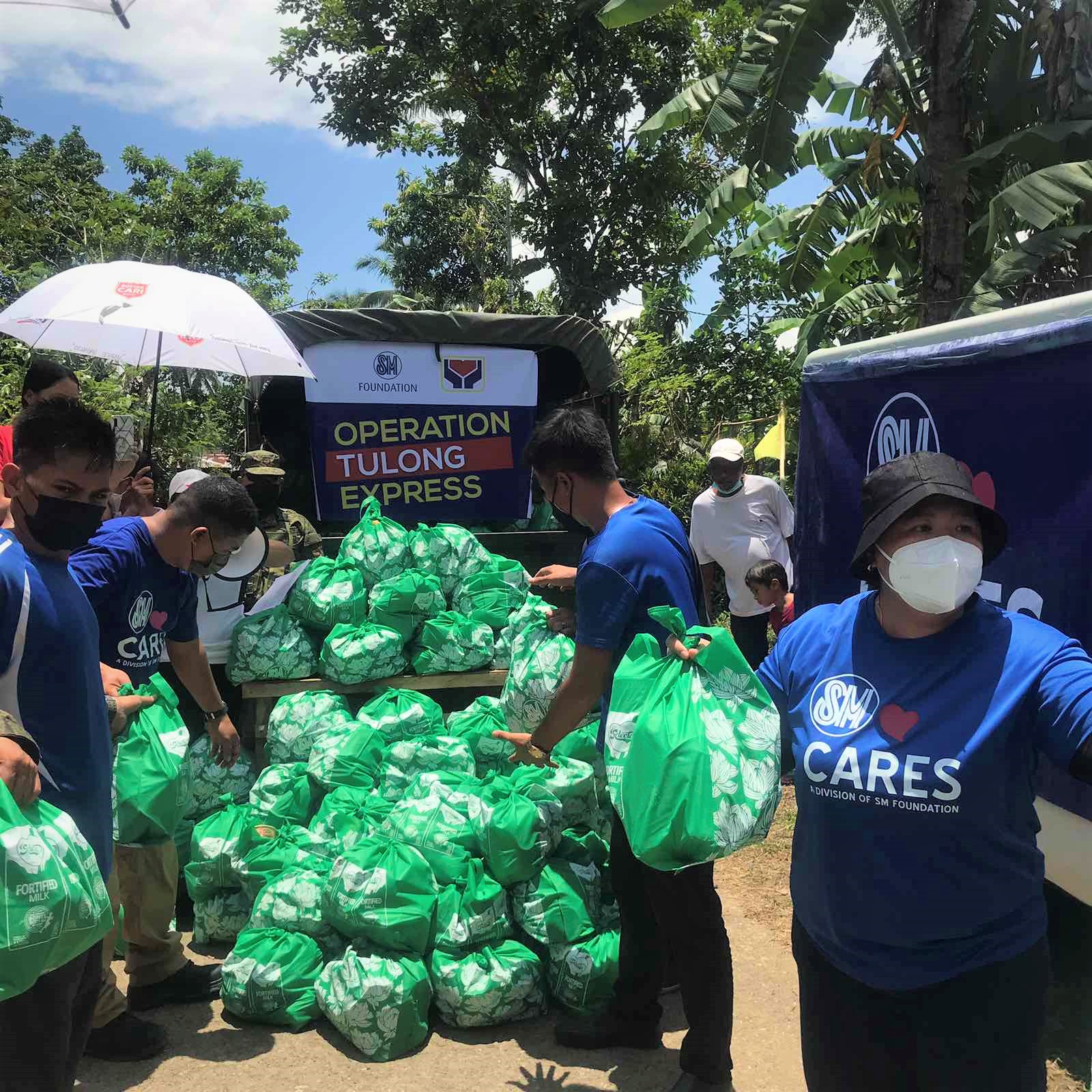 SM distributes 8,700 Kalinga packs to Typhoon Agaton victims