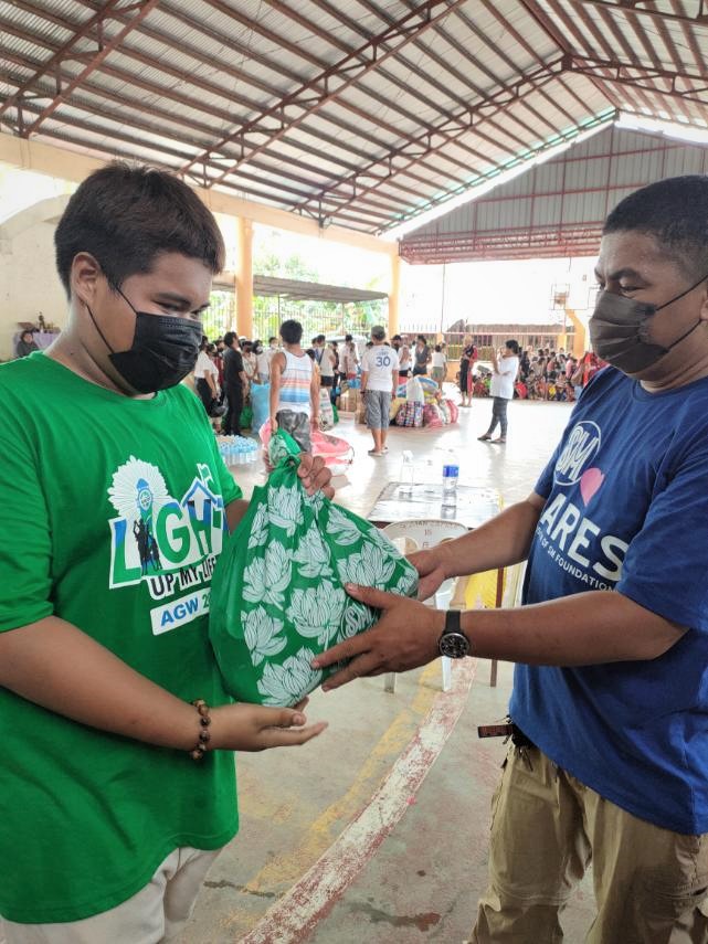 SM distributes 8,700 Kalinga packs to Typhoon Agaton victims