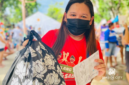 SM Foundation distributes Kalinga packs to fire victims in Cebu City