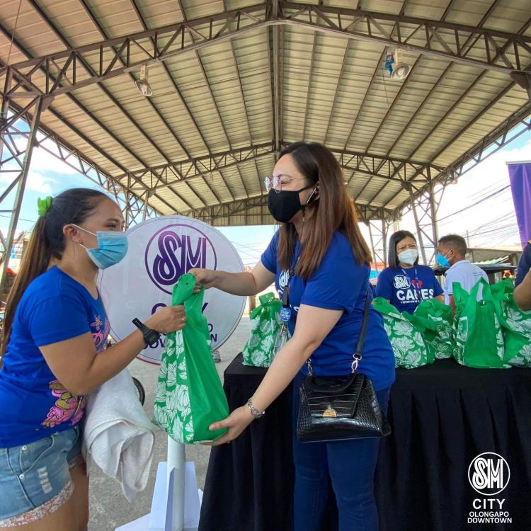 SM Foundation distributes Kalinga packs to fire victims in Olongapo