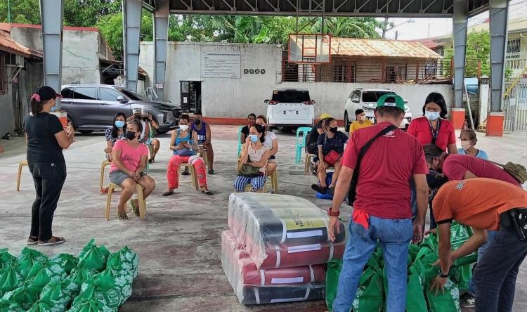 SM Foundation brings aid to fire victims in Taguig