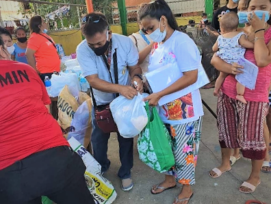 SM Foundation distributes Kalinga packs to fire victims in Cebu