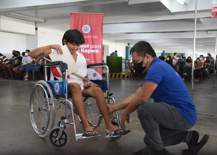 SM Foundation serves more than 800 Bicolanos through its medical mission