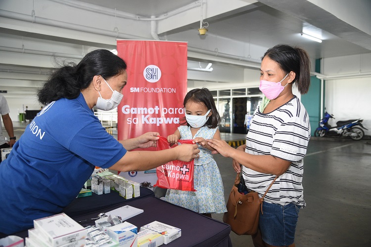 SM Foundation serves more than 800 Bicolanos through its medical mission