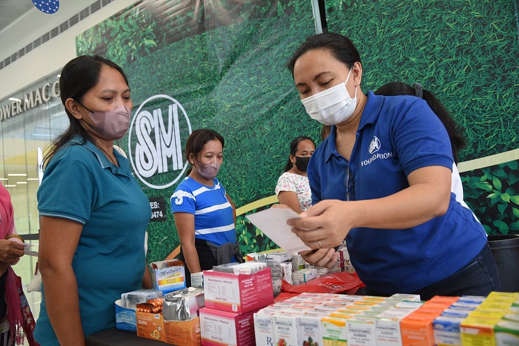 SM Foundation serves more than 800 Bicolanos through its medical mission