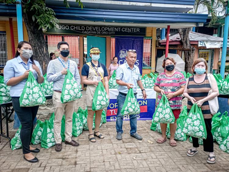 SM Foundation distributes Kalinga packs to flashflood victims in CDO