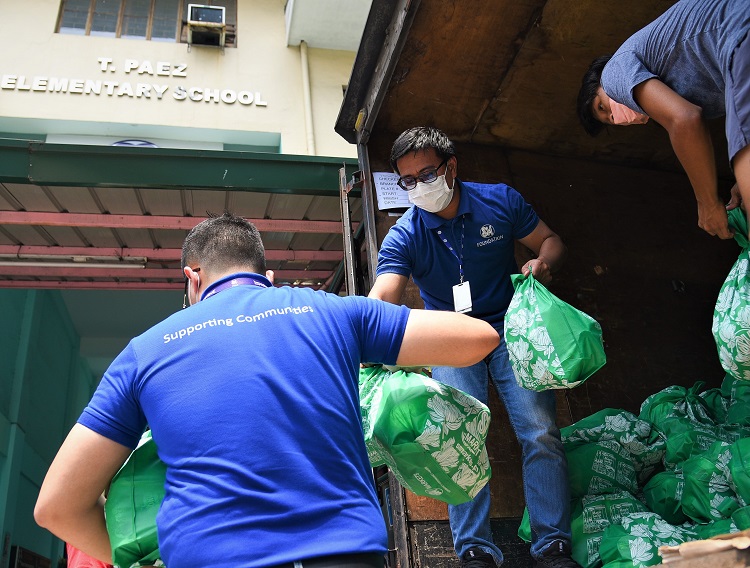 SM Foundation distributes Kalinga packs to fire victims in Pasay City