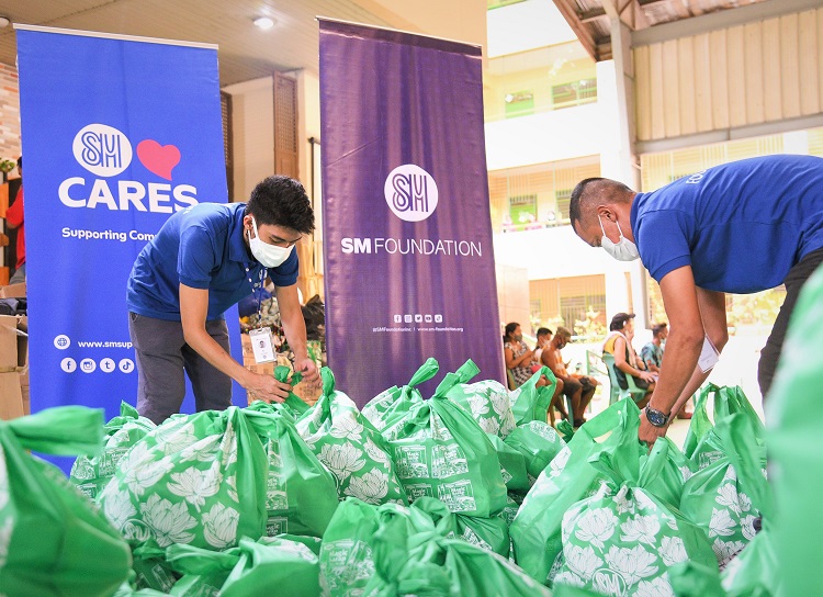 SM Foundation distributes Kalinga packs to fire victims in Pasay City