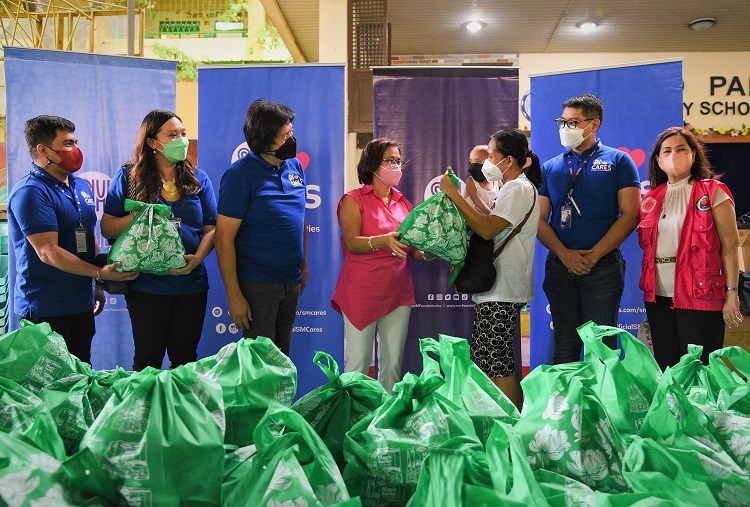 SM Foundation distributes Kalinga packs to fire victims in Pasay City