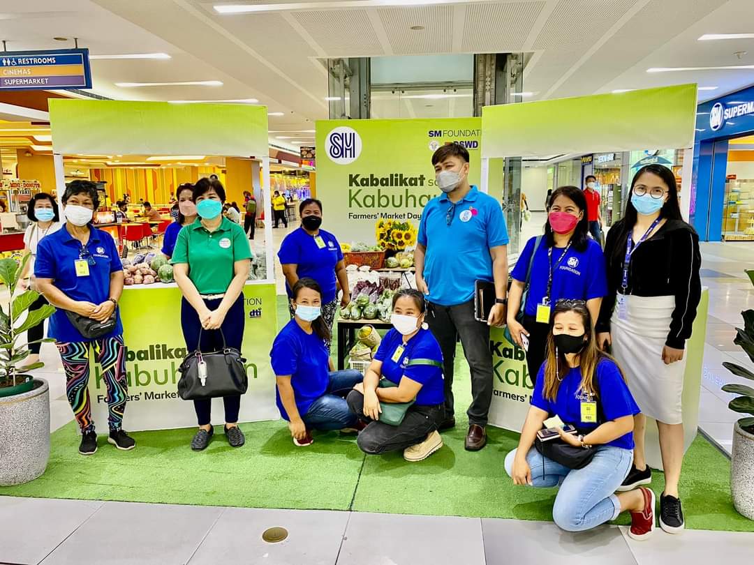 SM employees volunteer to help SM Foundation KSK farmers