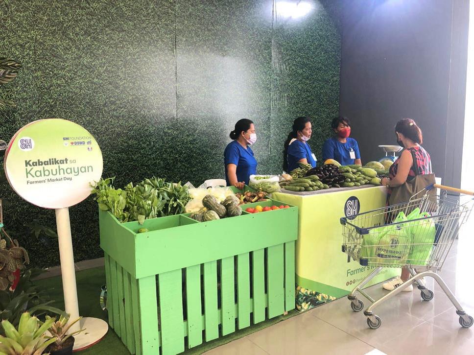 SM employees volunteer to help SM Foundation KSK farmers