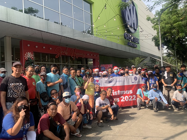 SM employee-volunteers spread Christmas cheers