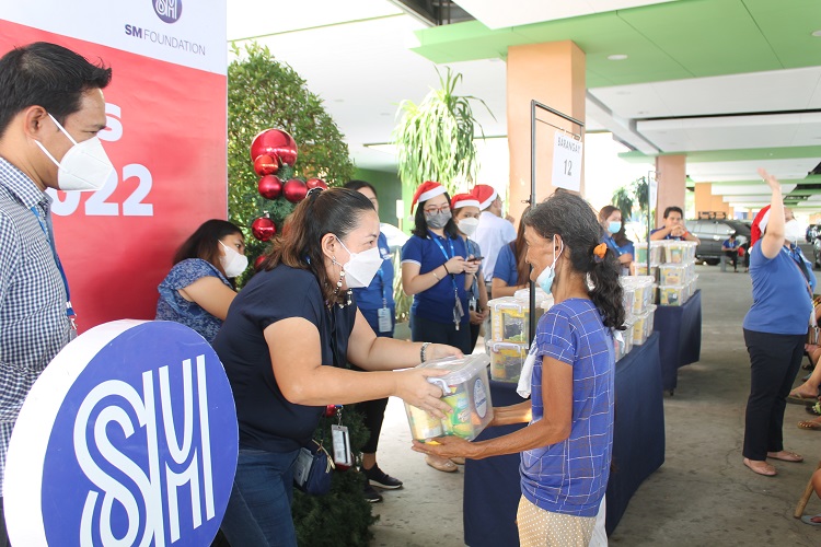 SM employee-volunteers spread Christmas cheers