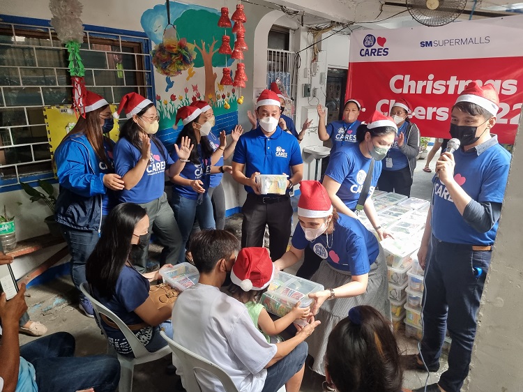 SM employee-volunteers spread Christmas cheers