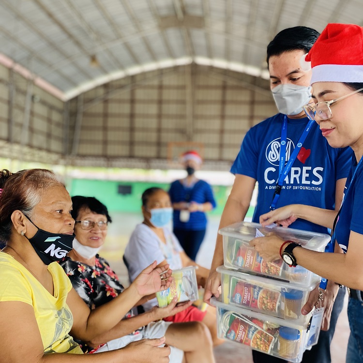 SM employee-volunteers spread Christmas cheers