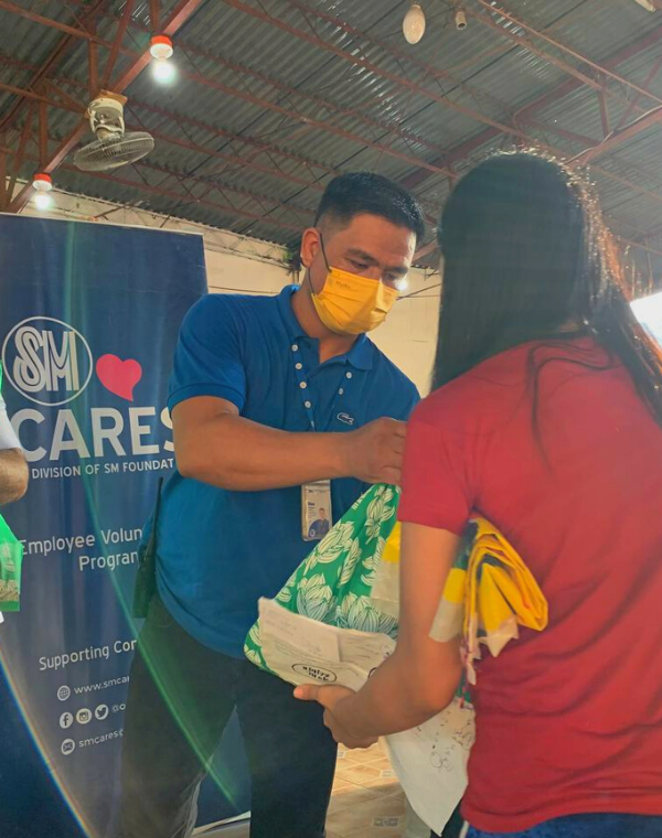 SM Foundation distributes Kalinga packs to fire victims in Cebu