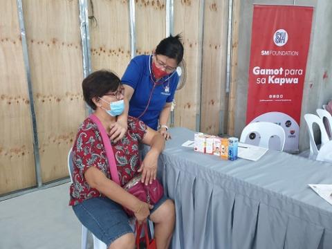 SM Foundation kicks off mall-based medical mission