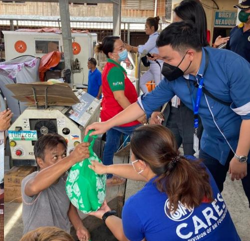 1000 fire-hit families in Davao City receive SM Foundation’s Kalinga Packs