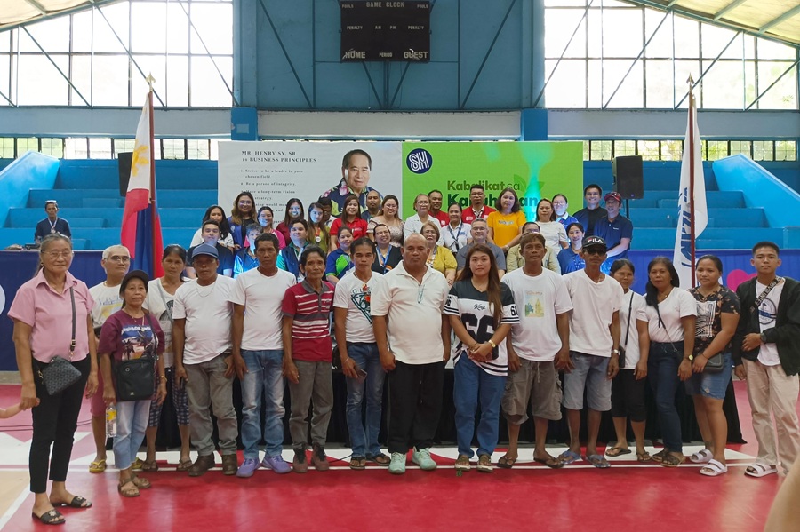 Farmers from Kananga, Leyte, who will undergo the 14-week training with SM Foundation and its social good partners