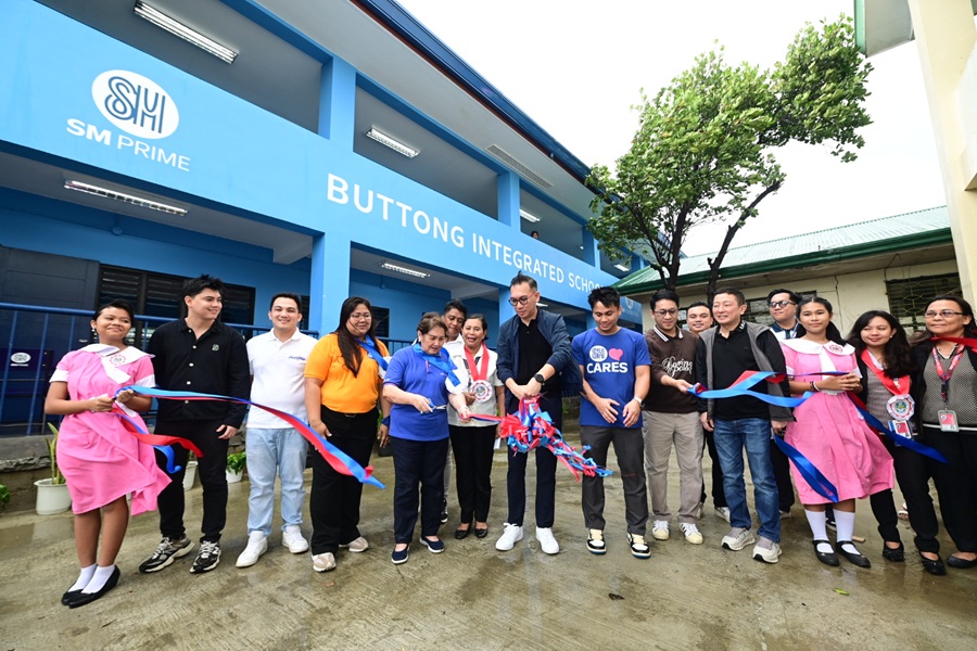 The project is part of a broader initiative by the SM Prime and SM Foundation to support public education infrastructure and promote accessible learning environments. In photo: SMFI Executive Director Carmen Linda Atayde, Laoag City Mayor James Bryan Alcid, SM City Laoag Asst. Mall Manager Tina Sebastian, representatives of DepEd and BuIS