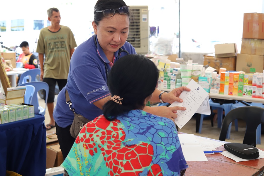 The resident physician of SM Foundation conducts patient consultations and offers comprehensive guidance on post-treatment care.
