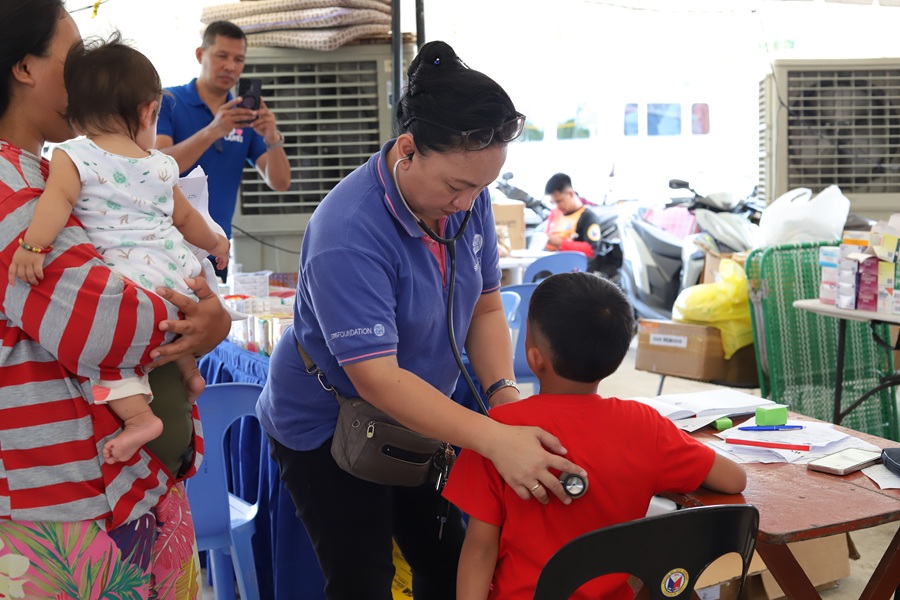 The resident physician of SM Foundation conducts patient consultations and offers comprehensive guidance on post-treatment care.
