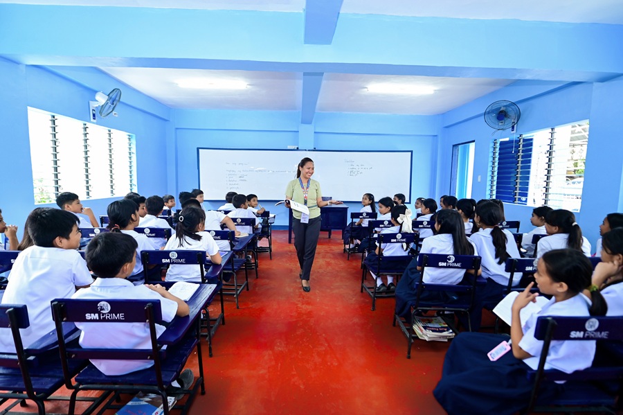 Once crowded in dim rooms or on gym floors during outages, Grades 5 and 6 students now learn in a bright, spacious classroom built through the SM Foundation, SM Prime, and DepEd’s Adopt-A-School Program.
