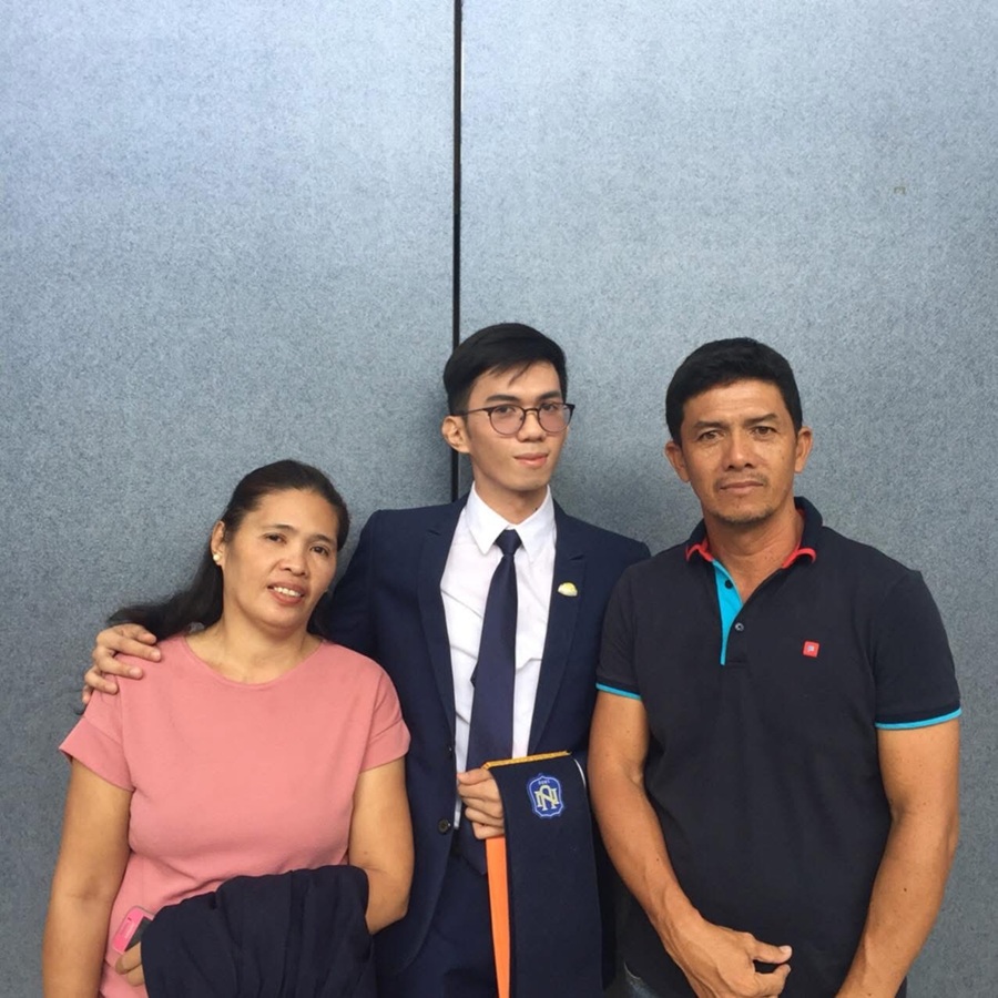 Despite life’s challenges, the parents of Gerald Mallari (center) supported their son’s college education. Through the SM College Scholarship Program, Mallari finished civil engineering at the National University (NU).
