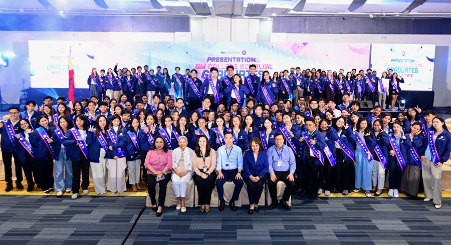 A batch that made history. SM Foundation honors its 199 scholar-graduates from Batch 2025, a milestone group with a record number of awardees: 8 Summa Cum Laude, 33 Magna Cum Laude, 47 Cum Laude, and 14 Academic Distinction recipients. In photo are the scholars with (front row, from left) SM Foundation Education Programs VP Eleanor Lansang, Henry Sy Foundation Executive Director Dr. Lydia Echauz, SM Foundation Executive Director Debbie Sy, SM Foundation Trustee Harley Sy, SM Foundation Executive Director for Education Programs Carmen Linda Atayde, and SM Foundation Trustee Engr. Ramon Gil Macapagal.
