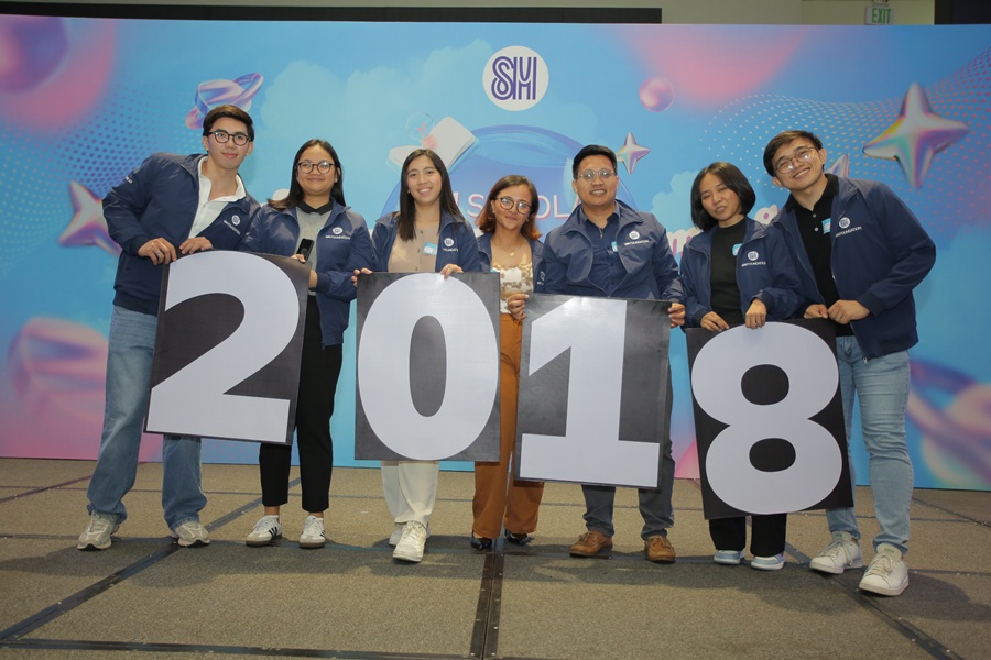 Mallari (first from left) with his fellow SM scholars from NU