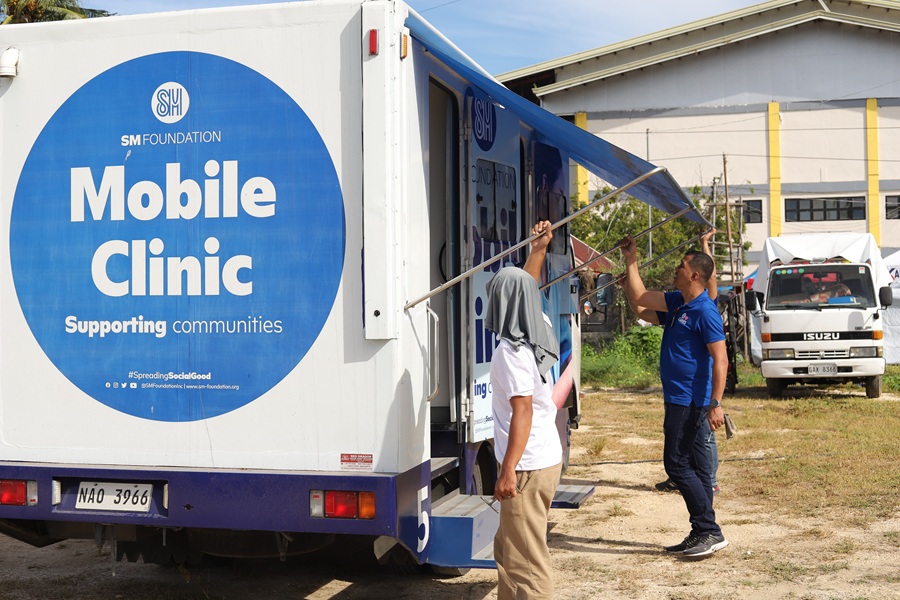 SM employee-volunteers prepare the SM Mobile Clinic, which opens its doors for free X-ray and ECG.
