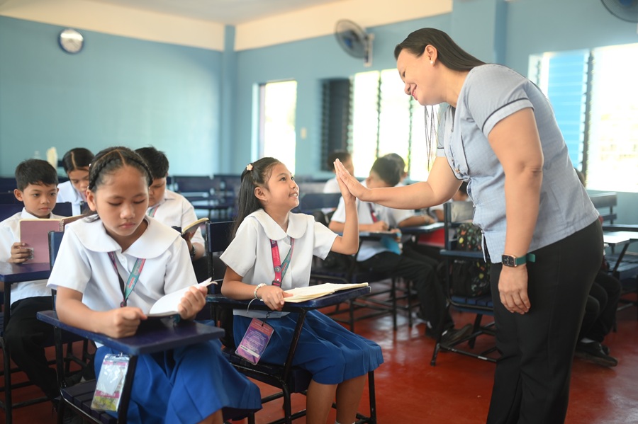Each classroom is fully equipped with features wood-steel armchairs, teacher’s tables, panoramic whiteboards, fans, clocks.
