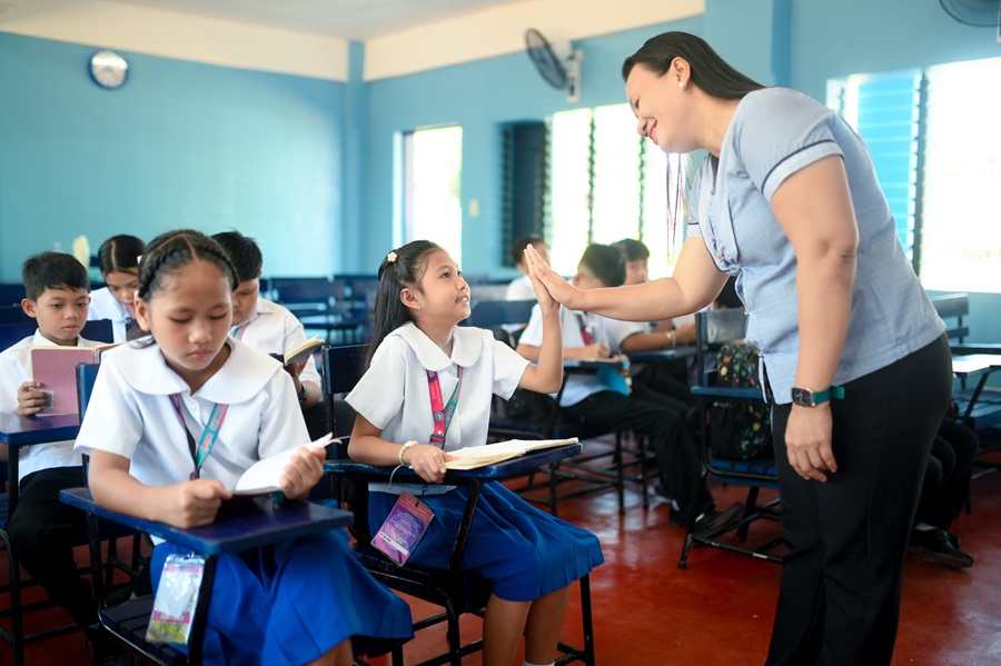 The new classrooms, with good lighting and proper ventilation, would help teachers improve their students’ learning.
