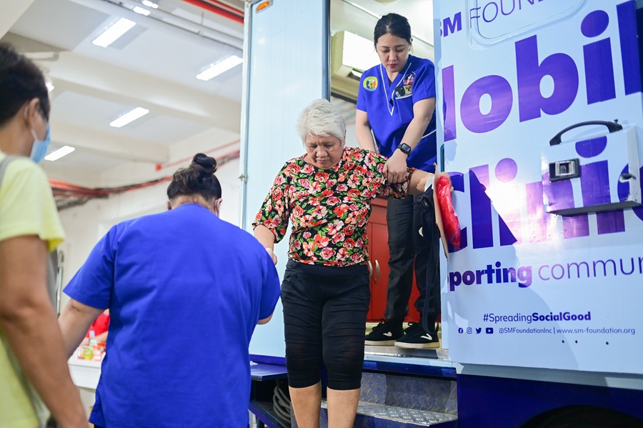 SJMC medical professionals provide care to a patient after a complimentary ECG test at the SM Foundation Mobile Clinic.
